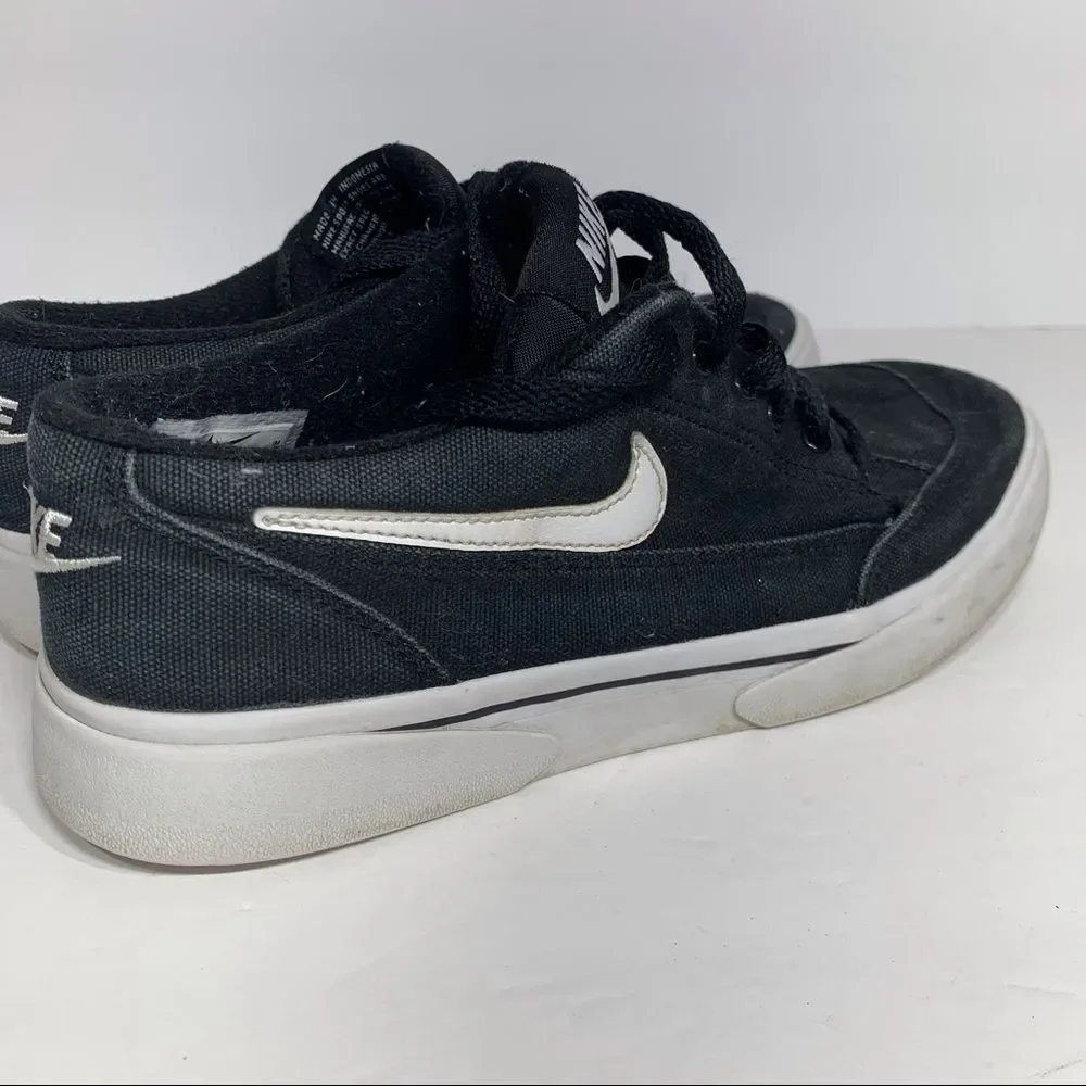 EUC Nike Black‎ and White Canvas Sneakers